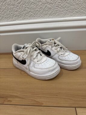 Nike Air Force 1 White Kids Low-Top Sneakers with Black Swoosh 9C